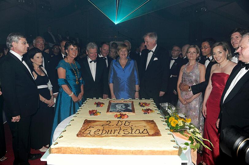 Bernd Neumann, Brigitte Merk-Erb und Mann Thomas, Joachim Gauck, Angela Merkel, Horst Seehofer, Philipp Rösler und Frau Wiebke, Dr. Kristina Schröder und Mann Ole Schröder.