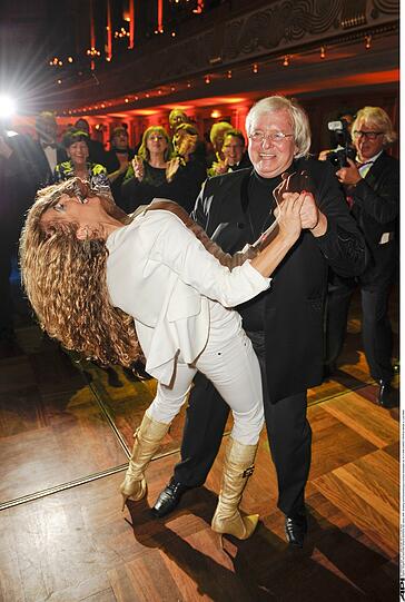 Das Leben ist eine große Party: Gerd Käfer tanzt im Kurhaus Wiesbaden mit einer Sängerin.