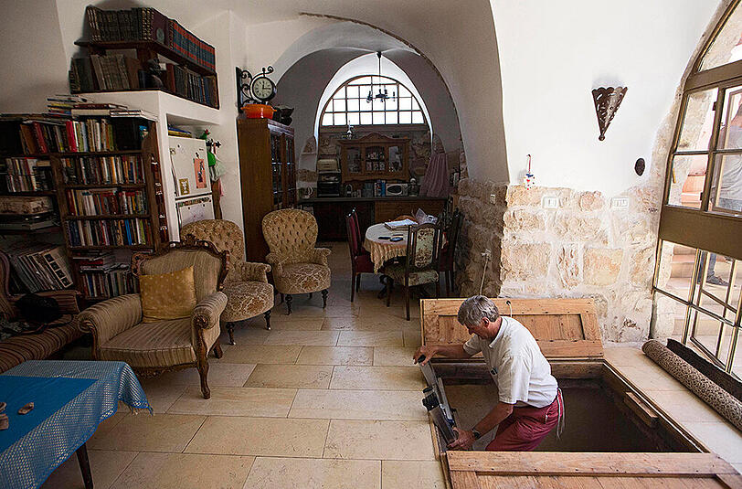 Eine Familie in Jerusalem hat beim Renovieren ihres Wohnzimmers unter dem Fußboden ein etwa 2000 Jahre altes jüdisches Ritualbad gefunden.