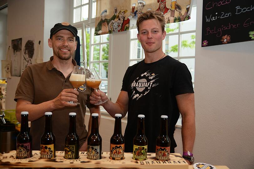Braukraft. Wer steckt dahinter: Mathias Lottes (44) flog als Pilot acht Jahre Langstrecke und brachte seinen Freunden oft besondere Biere mit. &bdquo;Warum gibt&rsquo;s sowas bei uns nicht&ldquo;, fragte er sich. Also braute er erst für sich, mit der Zeit immer besser. Weil von dem Bier aber fast nie etwas übrig blieb (alle Freunde wollten etwas abhaben), beschloss er, alles eine Nummer größer zu machen. Er holte sich einen Braumeister dazu, Florian Ceppa (29), gerade wird das Sudhaus in Gilching erweitert.
Das sind die Biere: Braukraft hat klassischere Biere wie ein Weißbier (Wai-zen, 5,2 Prozent) und einen Weißbier-Bock (Wai-Zen Bock, 7,3 Prozent), ein herbes IPA (bis zu 7,8 Prozent), ein kräftiges Double IPA (Max-Q, 7,7 Prozent), ein schokoladiges Porter (4,8 Prozent) und das obergärige Sud-Terrain (4,8 Prozent). Dazu kommt Choko-Lata, das mit Kakao-Bohnen gebraut wird. Da gibt&rsquo;s es: unter anderem Getränke Walter, Getränke Oase, Biervana.