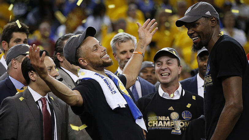 Die Basketballer der Golden State Warriors sind am Ziel und haben dank ihrer Superstars Kevin Durant und Stephen Curry Titelverteidiger Cleveland Cavaliers entthront. Bilder aus Oakland.