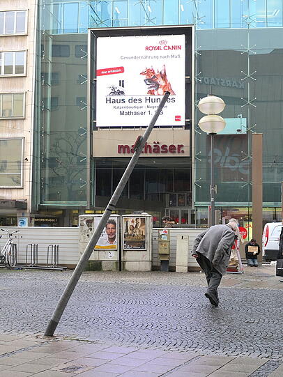 Da hat wohl ein LKW einen Lichtmast übersehen.