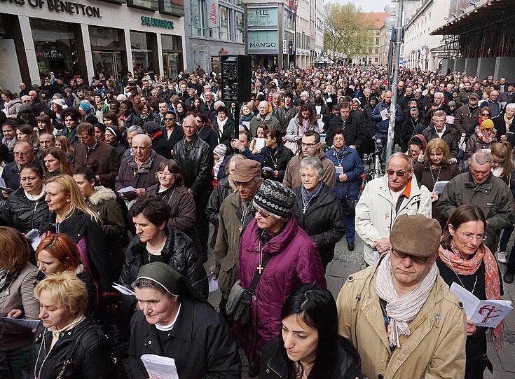 Rund 3000 Menschen kamen am Freitagvormittag zur Karfreitagsprozession in die Innenstadt.