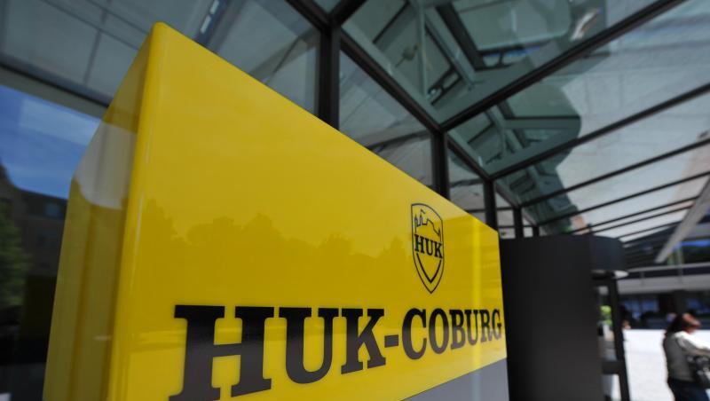 Eine Frau verlässt den Unternehmenssitz der HUK-Coburg Versicherungsgruppe. Foto: David Ebener/dpa/Symbolbild