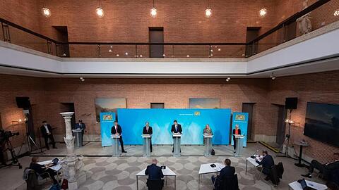 Michael Piazolo (l-r, Freie Wähler), Kultusminister von Bayern, Hubert Aiwanger (Freie Wähler), Wirtschaftsminister von Bayern, Markus Söder (CSU), Ministerpräsident von Bayern, Melanie Huml (CSU), Gesundheitsministerin von Bayern, und Carolina Trautner (CSU), Sozialministerin von Bayern, nehmen nach einer Sitzung des bayerischen Kabinetts an einer Pressekonferenz teil. Foto: Sven Hoppe/dpa