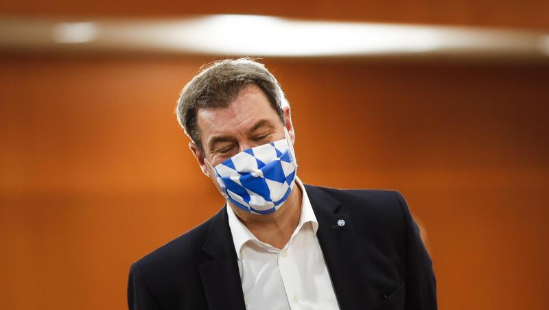 Markus Söder, Ministerpräsident von Bayern, trägt eine Gesichtsmaske mit dem weiß-blauen Rautenmuster Bayerns. Foto: Markus Schreiber/AP-Pool/dpa Markus Söder, Ministerpräsident von Bayern, trägt eine Gesichtsmaske mit dem weiß-blauen Rautenmuster Bayerns. Foto: Markus Schreiber/AP-Pool/dpa