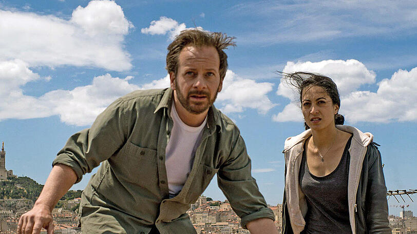 "Spurlos in Marseille": Bruno Bassmann (Fabian Busch) sucht mithilfe von Taxifahrerin Aliya (Sabrina Amali) nach seiner Frau.