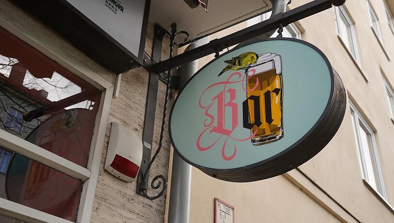 Ob dem Vogerl der Bierschaum bekommt? Ob dem Vogerl der Bierschaum bekommt?