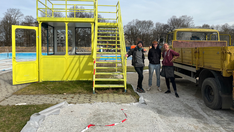 Andreas, Magi und Sintje (v.l.) bauen am Freitag das alte Rettungshäusl im alten Bad Georgenschwaige ab.