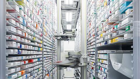 Ein automatisiertes Medikamentenlager in einer Apotheke.