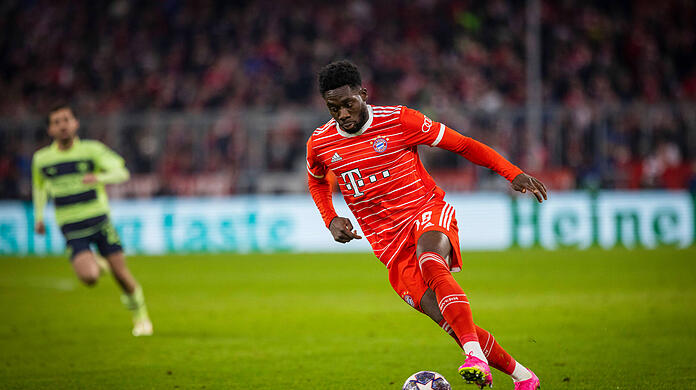 Alphonso Davies steht noch bis 2025 beim FC Bayern unter Vertrag.