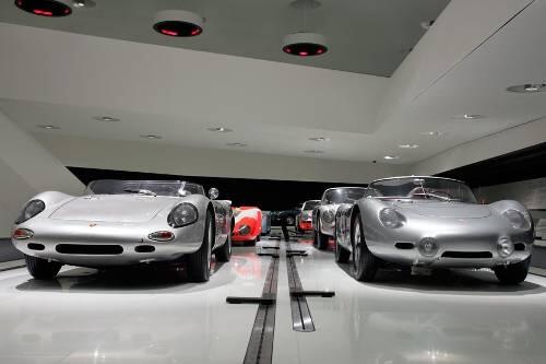 Der Bereich  &bdquo;Targa Florio&ldquo; zeigt unter anderem die Exponate Porsche 718 W-RS Spyder von 1962 (links) und Porsche 718 RS 60 Spyder von 1960 (rechts).
