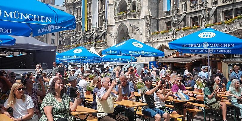 Die beliebten Plätze am Sonntag am Marienplatz: die im Schatten. Erst am Nachmittag zieht es etwas zu.