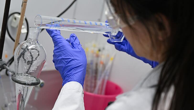 Vor allem die Pharmabranche investiert viel Geld in die Erforschung neuer Arzneien (Archivbild)