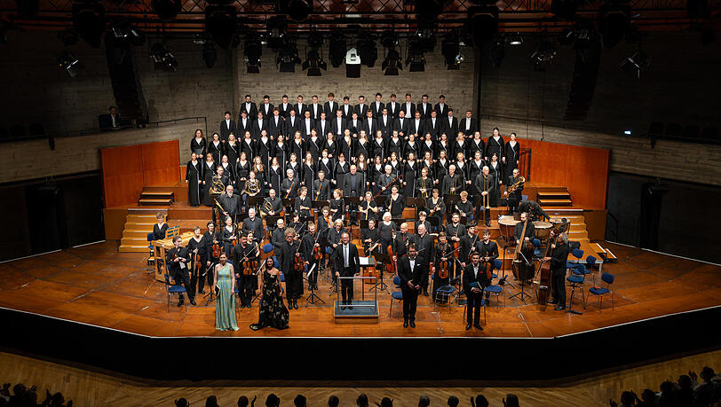 Die Audi-Jugendchorakademie bei einem Konzert. Die Audi-Jugendchorakademie bei einem Konzert.