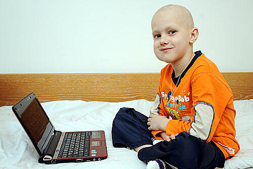 Ein Netbook für Eugen: Der Siebenjährige aus Russland ist an Krebs erkrankt und zur Behandlung in München. Ob sie fortgesetzt wird, ist unklar.