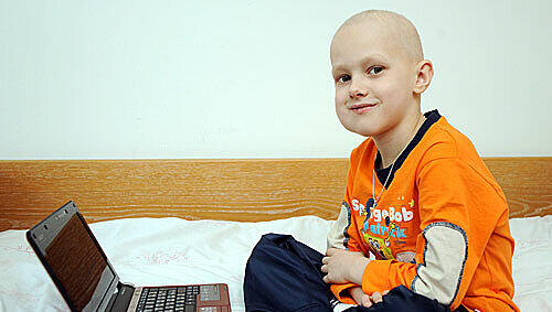 Ein Netbook für Eugen: Der Siebenjährige aus Russland ist an Krebs erkrankt und zur Behandlung in München. Ob sie fortgesetzt wird, ist unklar. Ein Netbook für Eugen: Der Siebenjährige aus Russland ist an Krebs erkrankt und zur Behandlung in München. Ob sie fortgesetzt wird, ist unklar.