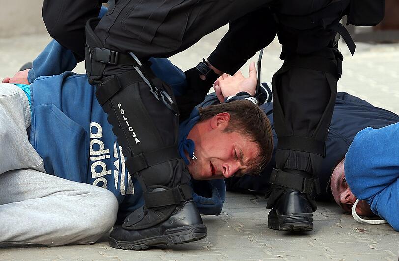184 Verhaftete und 15 Verletzte bei den brutalen Krawallen zwischen polnischen und russischen Hooligans. Den Gewalttätern wird sofort der Prozess gemacht, am Donnerstag gibt&rsquo;s die ersten Urteile.