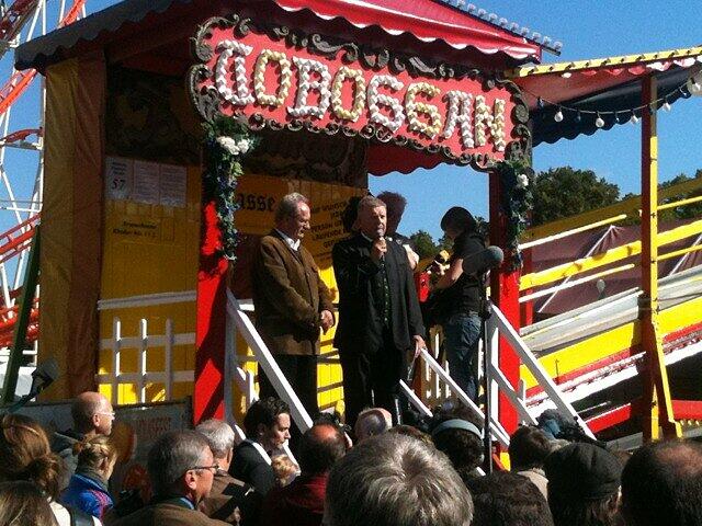 Christian Ude und Dieter Reiter stellen die Wiesn-Neuheiten vor.