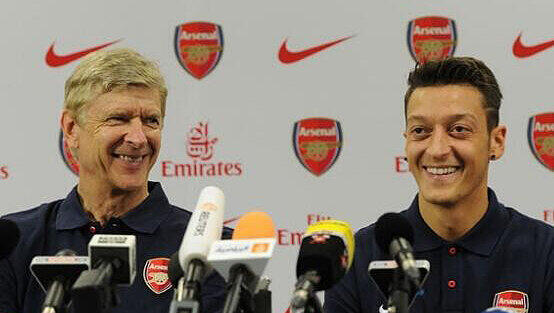 Arsene Wenger und Mesut Özil bei der offiziellen Vorstellung des deutschen Nationalspielers. Arsene Wenger und Mesut Özil bei der offiziellen Vorstellung des deutschen Nationalspielers.