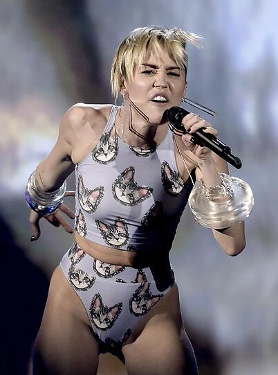 Miley Cyrus als Katzendame! Die 21-Jährige inszenierte sich auf der Bühne als Katzenlady.