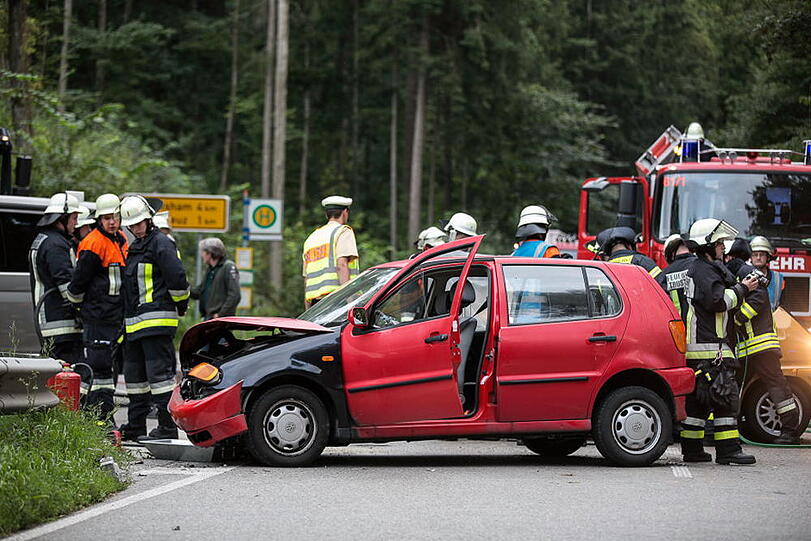 Schwerer Unfall an einer Kreuzung bei Trostberg. Die Bilder vom Feuerwehreinsatz.