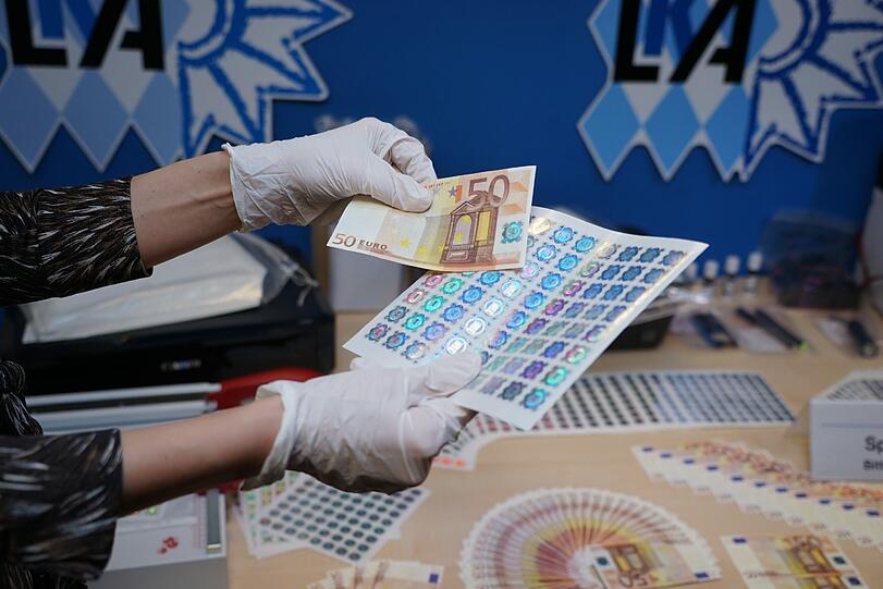 Das LKA präsentierte die Blüten - sie waren laut den Ermittlern von "minderer Qualität"
