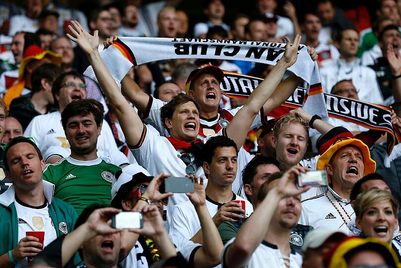 Die deutschen Fans feiern die Mannschaft in Lille. Hier gibt's die besten Bilder.