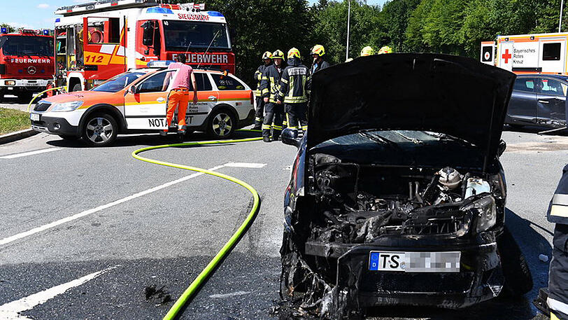 Beide Fahrzeuge sind komplett zerstört, ein Wagen fing nach dem Zusammenstoß sogar Feuer. Die Bilder aus Siegsdorf.