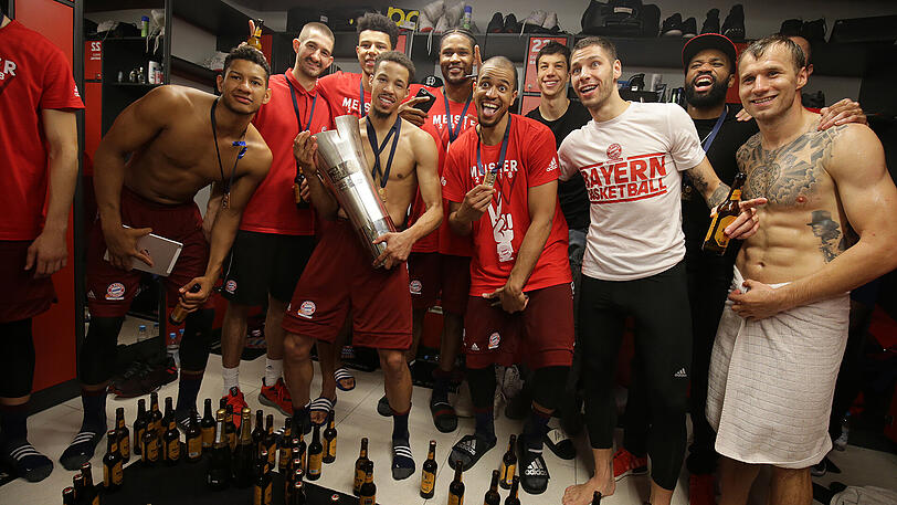 16. Juni 2018: Die Basketballer des FC Bayern feiern das Double aus Meisterschaft und Pokal.