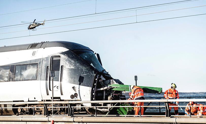Auf der 18 Kilometer langen Brücke über den Großen Belt war der Schnellzug am Mittwochmorgen zu dem Zeitpunkt verunglückt, als ihn ein Güterzug der Bahn-Tochter DB Cargo passierte. Sechs Menschen starben, 16 wurden verletzt.