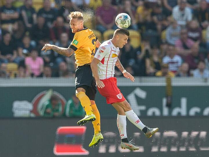 Linus Wahlqvist (l) von Dresden gegen Erik Wekesser von Regensburg. Foto: Robert Michael