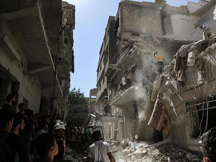 Die Trümmer eines Hauses in der Stadt Ariha werden nach Überlebenden und Opfern durchsucht.