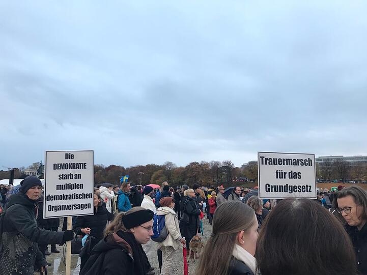 Demonstranten am Sonntag auf der Theresienwiese.