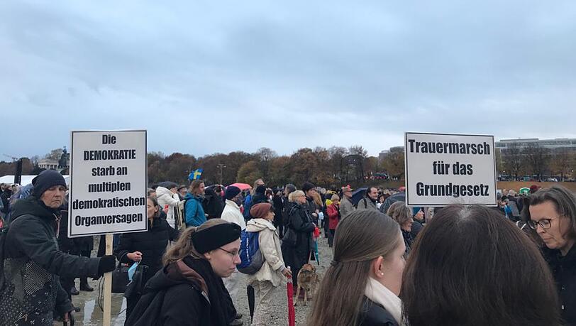 Bereits am 1. November fand auf der Theresienwiese eine als "Gottesdienst" bezeichnete Demonstration statt.