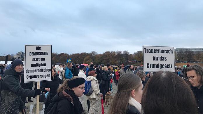Demonstranten am Sonntag auf der Theresienwiese - sie feierten kurzerhand einen "Gottesdienst".