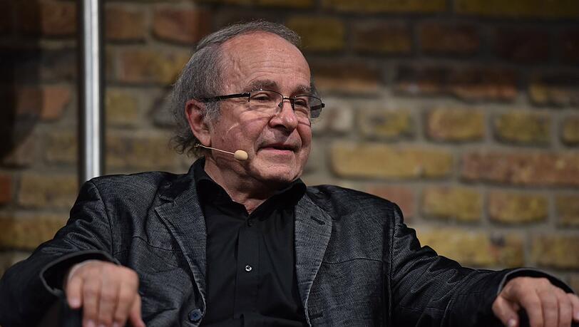 Michael von Brück, geboren 1949 in Dresden, studierte Evangelische Theologie, Sanskrit und Indische Philosophie. Er ließ sich zum Zen- und Yoga-Lehrer in Indien und Japan ausbilden. 1991 übernahm von Brück den Lehrstuhl für Religionswissenschaft an der LMU in München. Michael von Brück, geboren 1949 in Dresden, studierte Evangelische Theologie, Sanskrit und Indische Philosophie. Er ließ sich zum Zen- und Yoga-Lehrer in Indien und Japan ausbilden. 1991 übernahm von Brück den Lehrstuhl für Religionswissenschaft an der LMU in München.