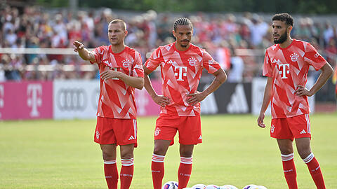 Joshua Kimmich (l.), Leroy Sané (M.) und Noussair Mazraoui im Trainingslager des FC Bayern.