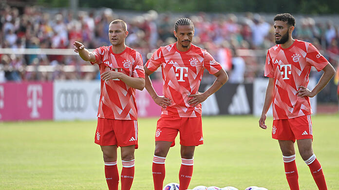 Joshua Kimmich (l.), Leroy Sané (M.) und Noussair Mazraoui im Trainingslager des FC Bayern.
