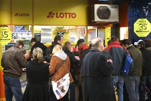 Der Run auf die Millionen: Münchner Tipper am Samstag im Untergeschoss des Marienplatzes.