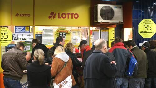 Der Run auf die Millionen: Münchner Tipper am Samstag im Untergeschoss des Marienplatzes. Der Run auf die Millionen: Münchner Tipper am Samstag im Untergeschoss des Marienplatzes.
