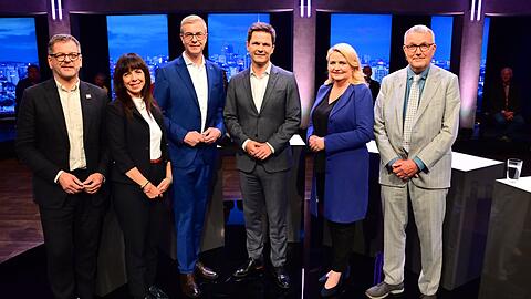 Die Spitzenkandidaten der Parteien f&uuml;r die Berlin-Wahl am 20. September trafen schon bei mehreren Diskussionsrunden aufeinander. Von links nach rechts: Werner Graf (Gr&uuml;ne), Elif Eralp (Linke), Stefan Evers (CDU), Steffen Krach (SPD), Kristin Brinker (AfD) und Michael L&uuml;ders (BSW). (Archivbild)