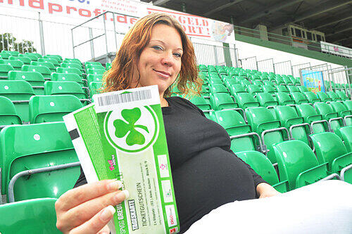 Kleeblatt-Pause wegen Baby-Bauch: Sabine Ascheneller aus Fürth bietet Tickets der SpVgg gegen Windeln für die noch ungeborene Sarah-Sophie.