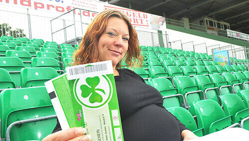 Kleeblatt-Pause wegen Baby-Bauch: Sabine Ascheneller aus Fürth bietet Tickets der SpVgg gegen Windeln für die noch ungeborene Sarah-Sophie. Kleeblatt-Pause wegen Baby-Bauch: Sabine Ascheneller aus Fürth bietet Tickets der SpVgg gegen Windeln für die noch ungeborene Sarah-Sophie.