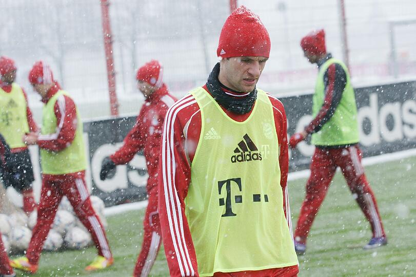 Am Dienstag hatten die Bayern an der Säbener Straße mit den widrigen Schneeverhältnissen zu kämpfen. Das Nachmittagstraining sagte Coach Jupp Heynckes aufgrund des Platzzustandes kurzfristig ab. Bastian Schweinsteiger hatte den Rasen mit erneut auftretenden Knieproblemen bereits zuvor verlassen müssen - die Bilder von der Säbener.
