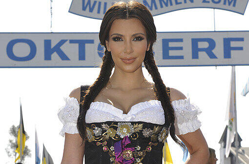 . . .TV-Sternchen Kim Kardashian präsentieren sich voller stolz im bayerischen Nationalgewand.