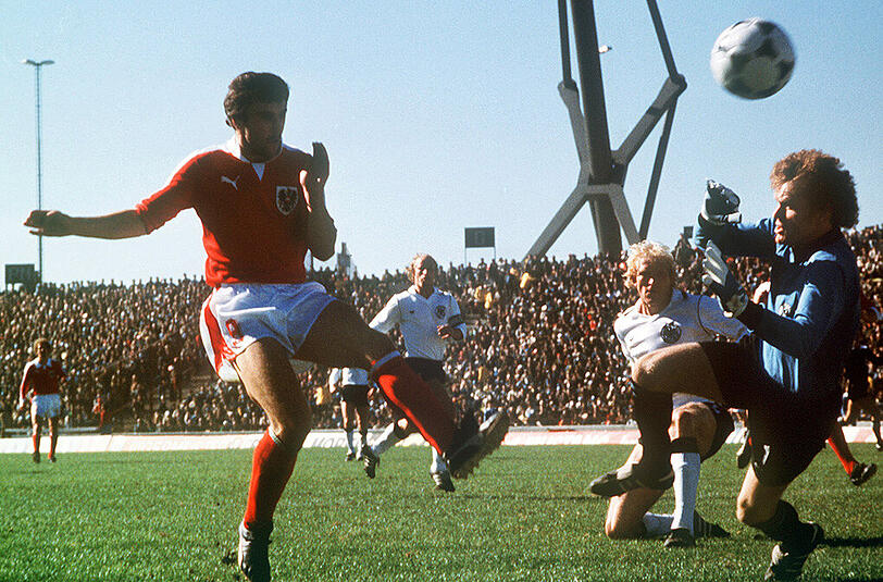 21. Juni 1978 - die Schmach von Cordoba: Österreichs Stürmer Hans Krankl (l) hebt gegen die deutschen Gegenspieler Rolf Rüssmann (2.v.r.) und Berti Vogts (3. v. r, Hintergrund) den Ball über Torhüter Sepp Maier hinweg zum 2:2-Ausgleich ins Tor. Am Ende siegten die Österreicher bei der WM 1978 in Argentinien mit 3:2.