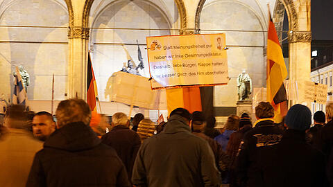 Auch die Feldherrnhalle ist wegen seiner historischen Symbolik ein beliebter Auflaufplatz von Pegida.