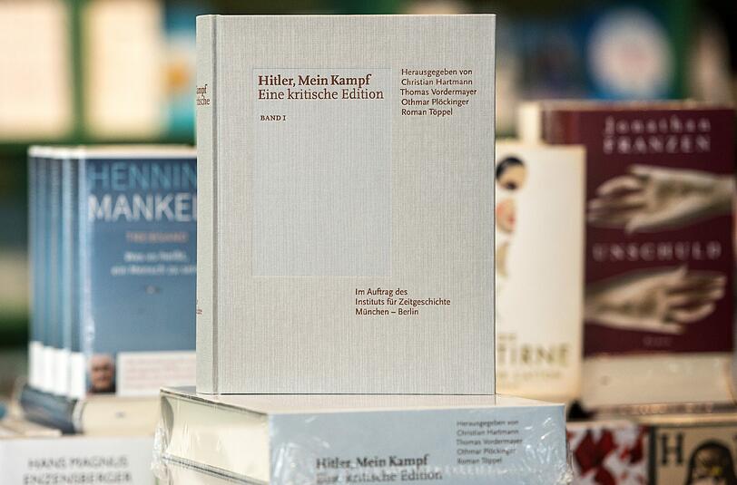 Experten diskutieren, welche Rolle die kritische Ausgabe von &bdquo;Mein Kampf&ldquo; im Unterricht spielen soll.