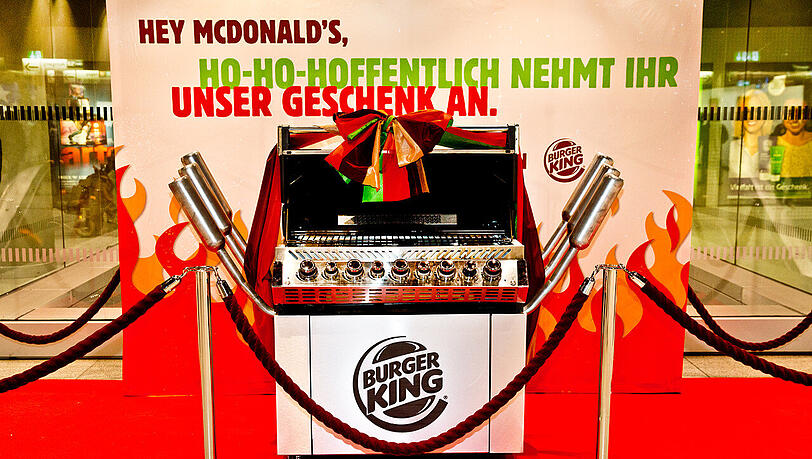 Neckische Botschaft: "Hey McDonald's, Ho-Ho-Hoffentlich nehmt ihr unser Geschenk an." Neckische Botschaft: "Hey McDonald's, Ho-Ho-Hoffentlich nehmt ihr unser Geschenk an."